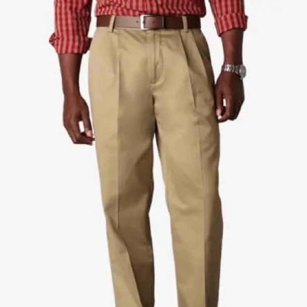 Mens Docker Signature Khaki - Classic Fit - Pleated Front - Size 32x34 - Tan